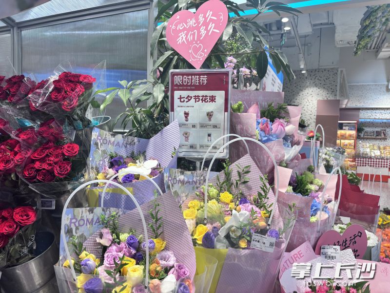 盒马鲜生门店内，琳琅满目的七夕节花束。