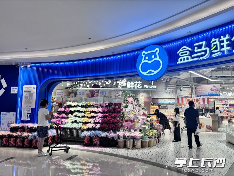 在盒马鲜生运达汇店，鲜花专区就设在超市入口处。