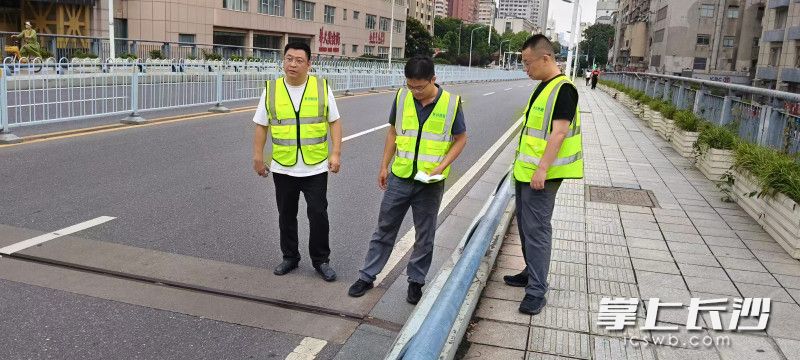 桥隧巡查人员对照检查八一桥伸缩缝是否平顺,锚固砼有无破损,止水带是否破损漏水,缝内是否瘀堵。 市城管局供图 桥隧巡查人员对照检查八一桥伸缩缝是否平顺,锚固砼有无破损,止水带是否破损漏水,缝内是否瘀堵。 市城管局供图