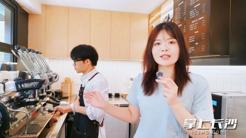 本报小伙伴亲测“最贵辣妈”做出的咖啡的醇香滋味。