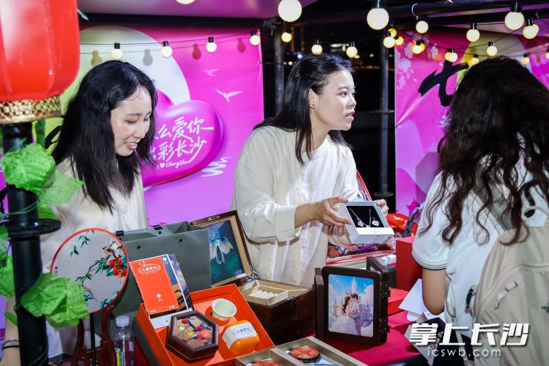 湘绣首饰盒、同心结挂件等寓意美满的非遗好物集中亮相。