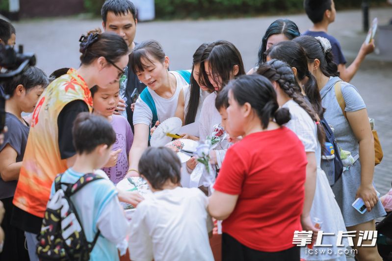 完成寻宝任务的参与者，可兑换七夕明信片、国风扇等特色文创礼品。 均为长沙晚报通讯员杨翠供图