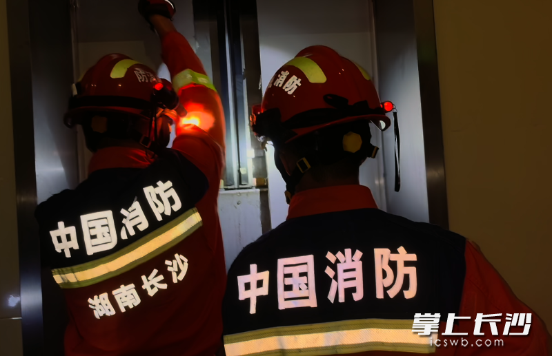 消防员正在进行救援。 长沙晚报通讯员 宾顺富 摄