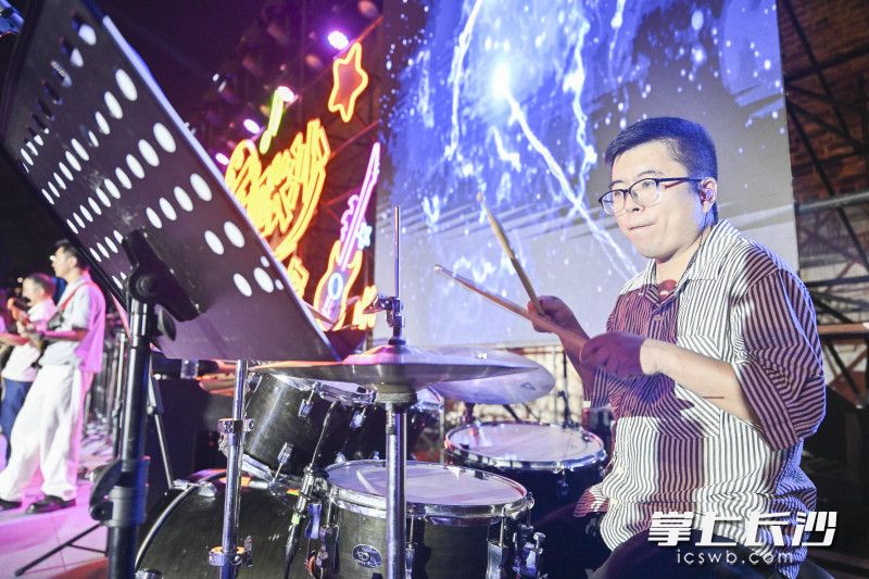 长沙晚报筒子楼乐队鼓手演出。