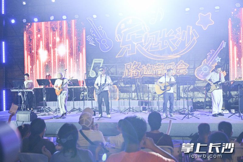 一首《光辉岁月》将现场气氛引向高潮。