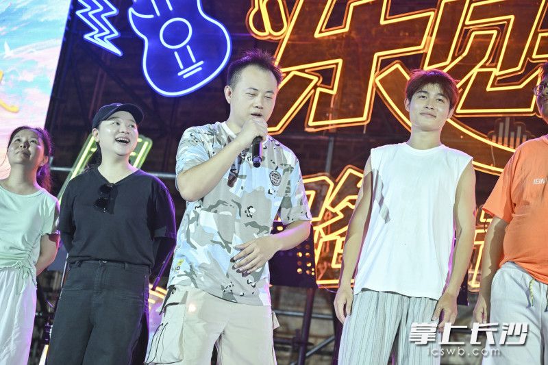 市民登上舞台参与互动环节。