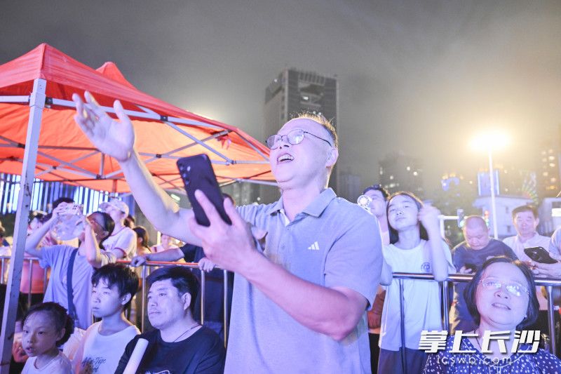 市民与歌手一起合唱。
