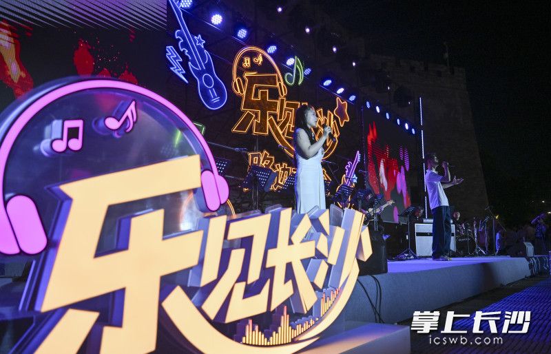 一首情歌二重唱引发现场合唱。