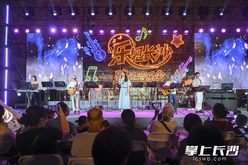 演出现场。
