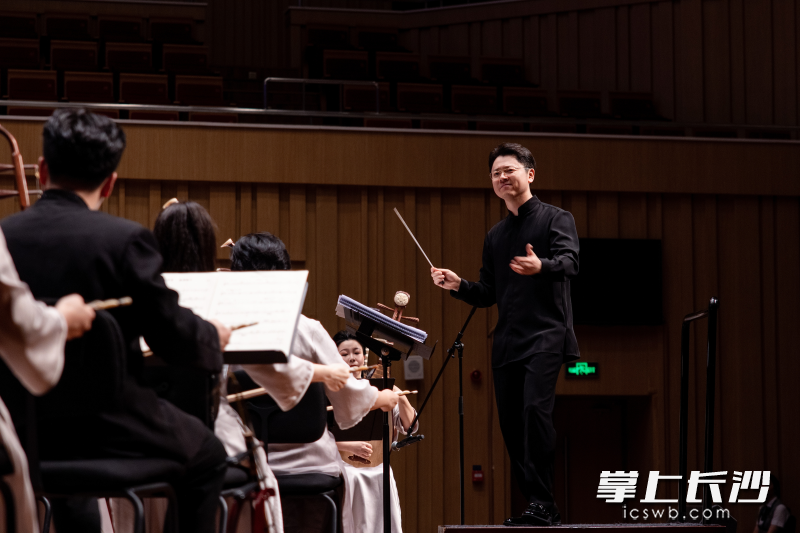 音乐会特邀青年指挥家葛亚南执棒。 均为通讯员供图 音乐会特邀青年指挥家葛亚南执棒。 均为通讯员供图