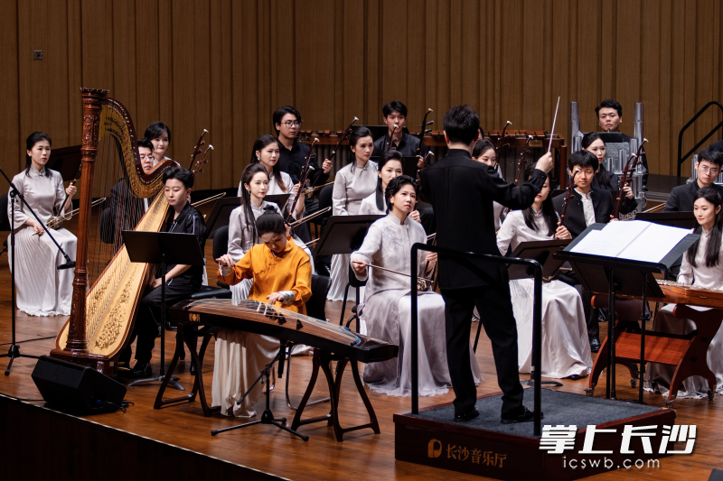 演出既有传统国风底蕴,又兼具现代审美。 演出既有传统国风底蕴,又兼具现代审美。