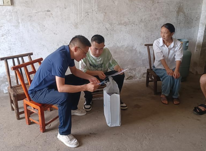 日丰管业公益助学团队，来到益阳市赫山区沧水铺镇孔健聪家走访慰问。  通讯员 供图