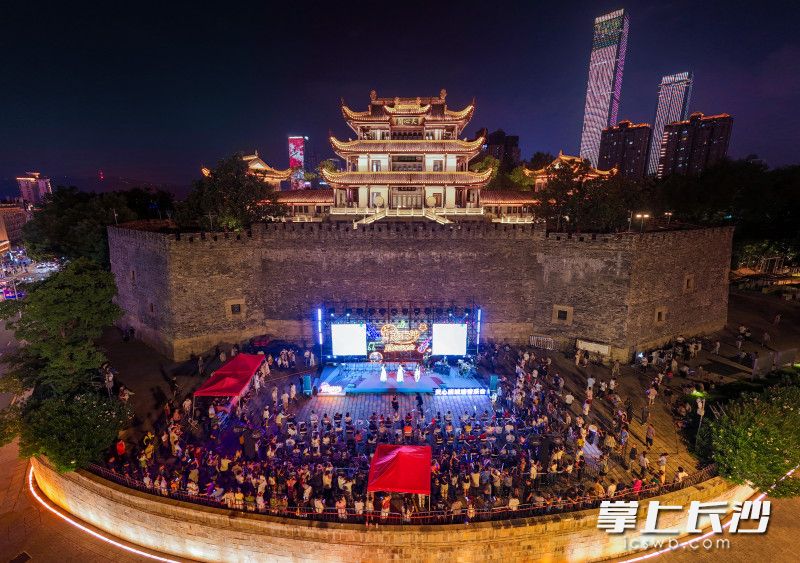 演出现场气氛火爆。