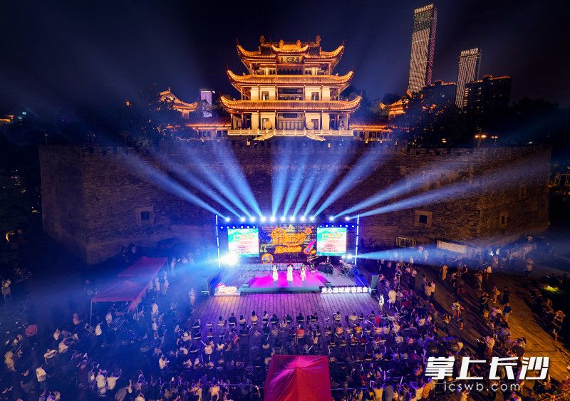 8月20日晚，“城墙上的风时光里的歌”——“乐见长沙·阁下听风”路边音乐会暨“天心有戏”新大众文艺活动在天心阁古城墙广场热力开唱。 均为长沙晚报全媒体记者余劭劼、郭雨滴摄