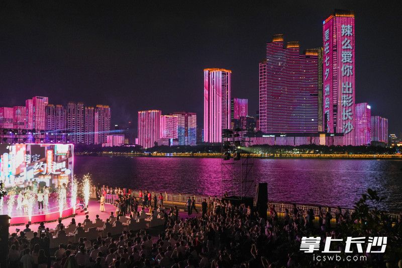 全国新婚青年集体颁证仪式现场。