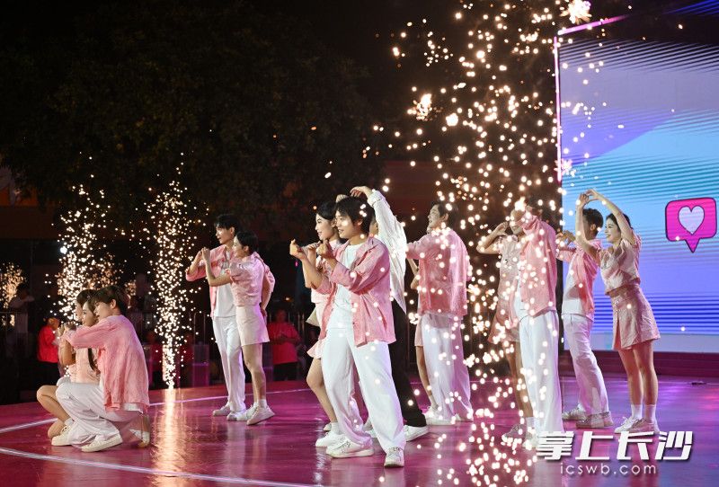 全国新婚青年集体颁证仪式现场。