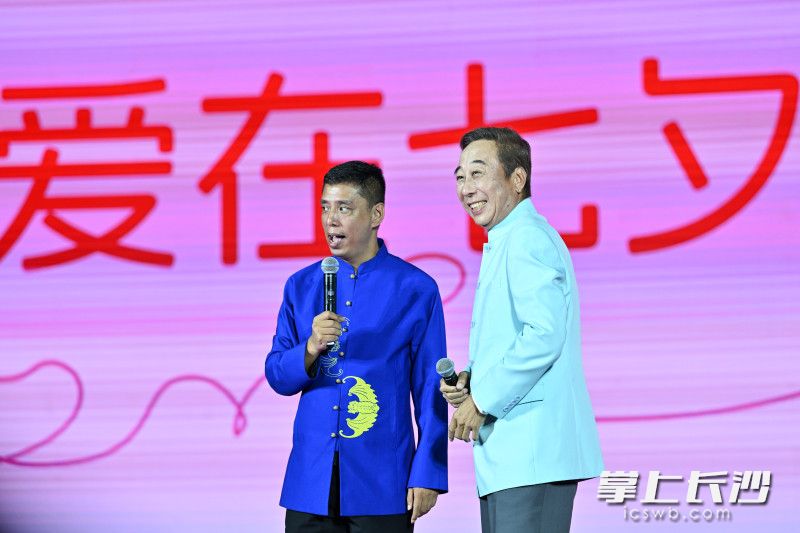 著名相声表演艺术家冯巩，专程携团队从北京赶来，在橘子洲送上相声表演。
