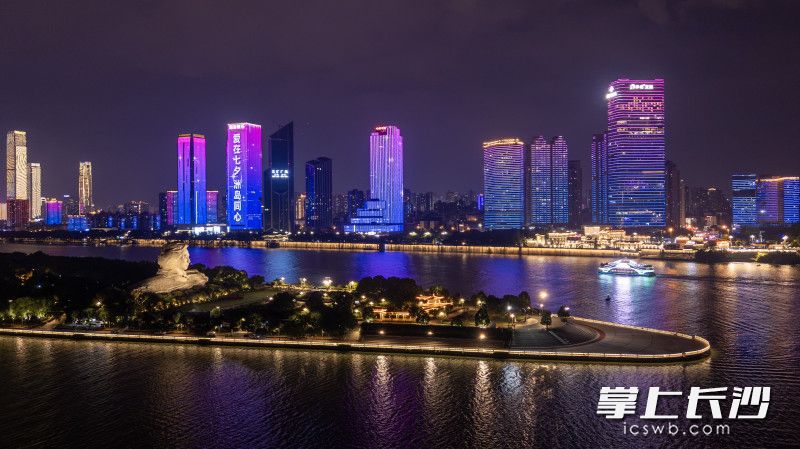 一江两岸灯光秀璀璨启幕，整座城市为爱点亮。
