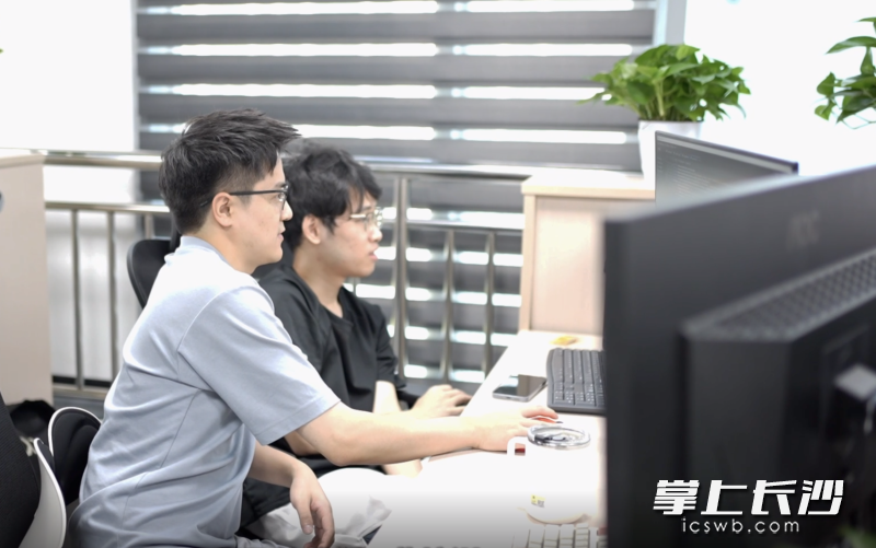 长沙顶材科技有限公司内,年轻的团队正在办公。 长沙顶材科技有限公司内,年轻的团队正在办公。