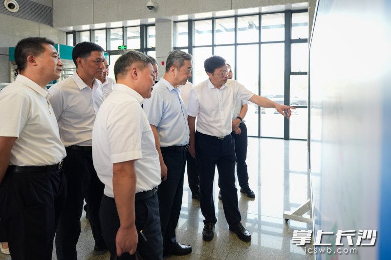 陈竞在城铁暮云站调研。