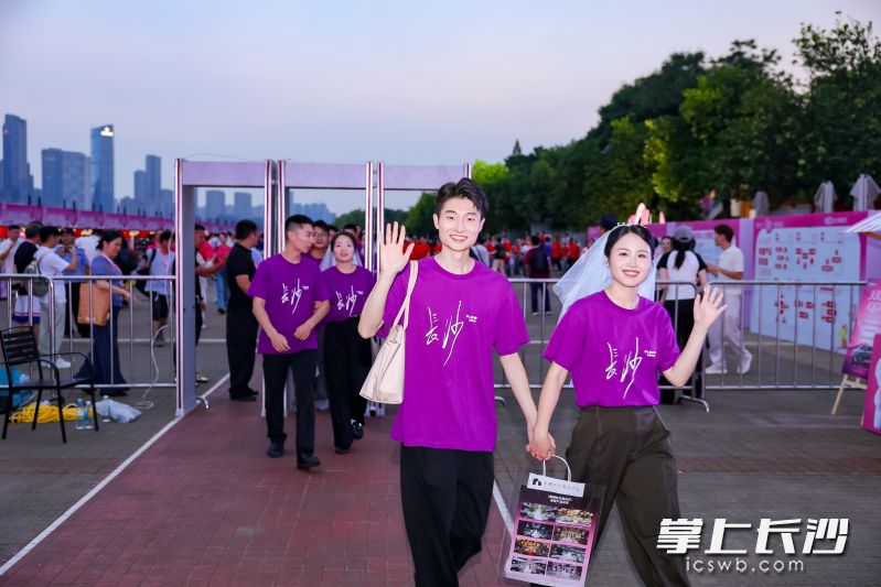 黄可和周祎梦带着结婚证再次回到洲岛，完成了一场跨越时间的浪漫回望。