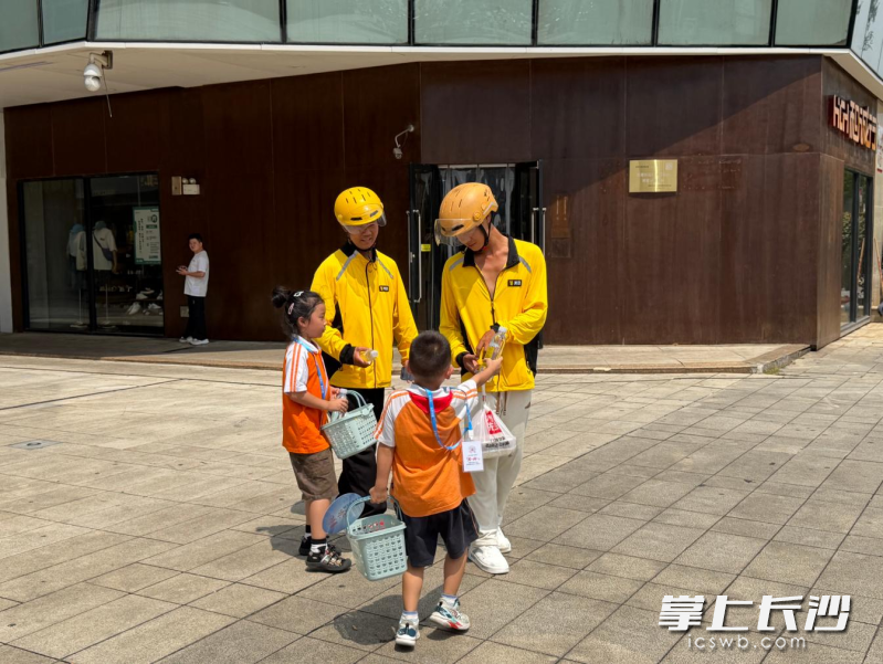 小站长们为高温坚守者送去贴心关怀。