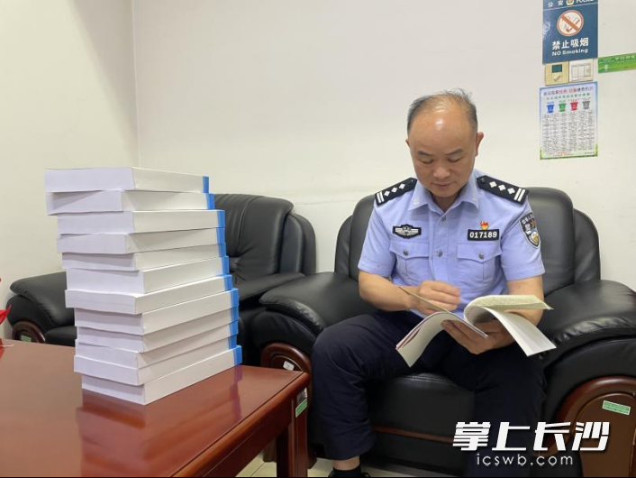 在质量不高的老照片中，王曙总能看出普通人难以发现的门道。受访者 供图