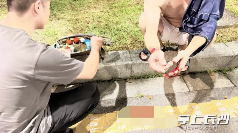 黄家延（左）为伤者包扎止血。 长沙晚报通讯员 曾劲玉 供图