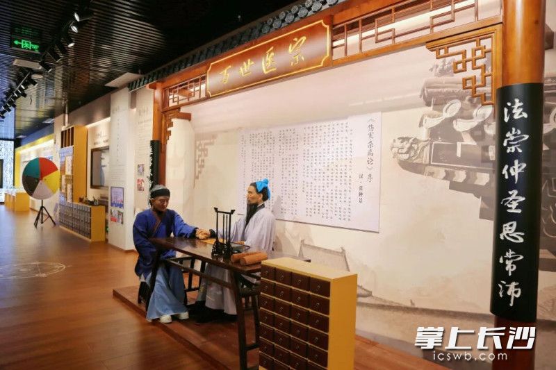 湖南中医药大学第二附属医院仲景文化馆，还原仲景坐堂行医蜡像。均为医院供图
