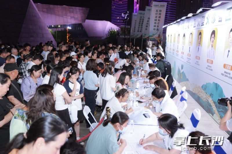 医院“湖湘仲景中医药文化夜市”已巡回开展12站、共计18场，线下累计服务群众15万人次以上。