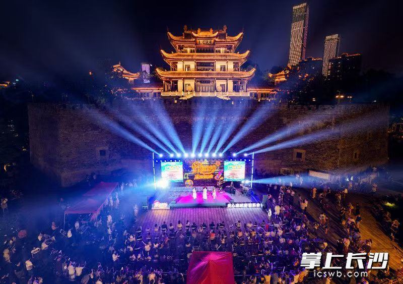 8月20日晚，“乐见长沙”路边音乐会第二场在长沙市天心阁古城墙广场开唱，现场气氛火爆。均为长沙晚报全媒体记者 余劭劼 郭雨滴 摄