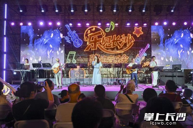 筒子楼乐队表演。
