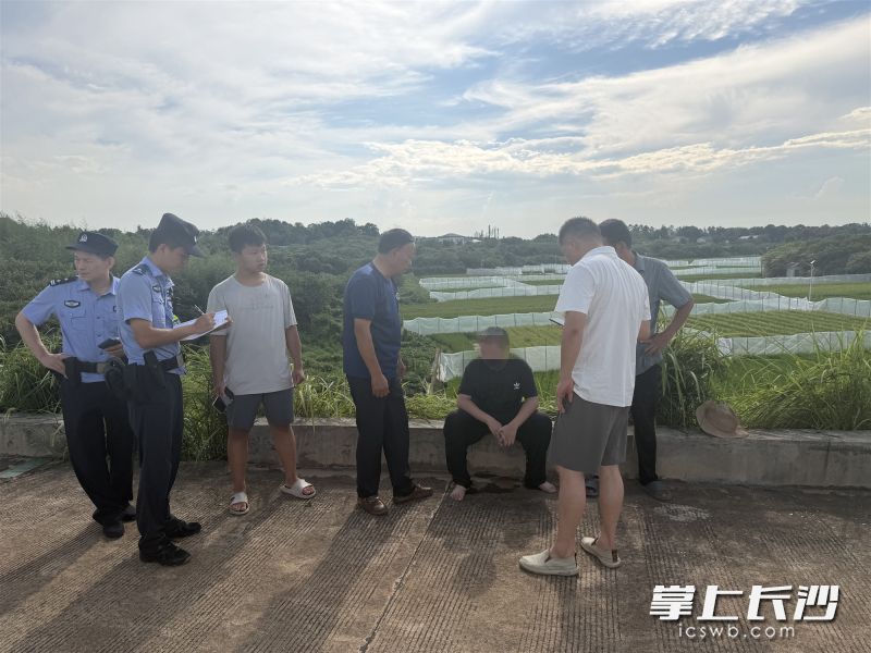 浏阳永安镇辅警、村民联手营救溺水少年（黑衣）。 均为长沙晚报通讯员陈淑敏供图
