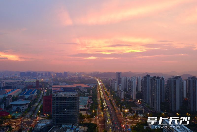 23日下午，暴雨过后的长沙，万丈金光浸染整座城市，市民邂逅宋词里的浪漫黄昏。 均为长沙晚报全媒体记者邹麟摄