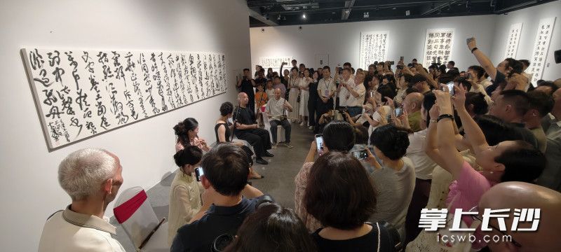 胡紫桂书法展厅，现场人气爆棚，上演翰墨丝竹交响。