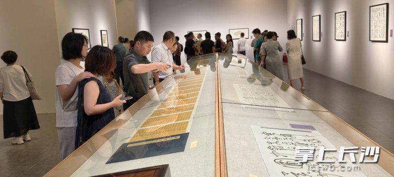 展柜引人驻足品赏。