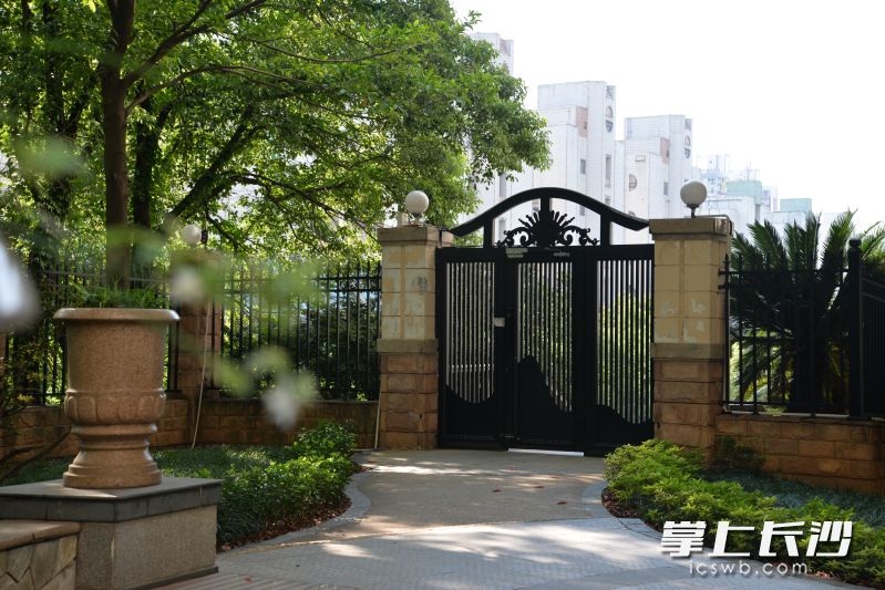 物业服务企业将新增公共收益用于车库翻新、门禁设施升级等，让小区旧貌换新颜。