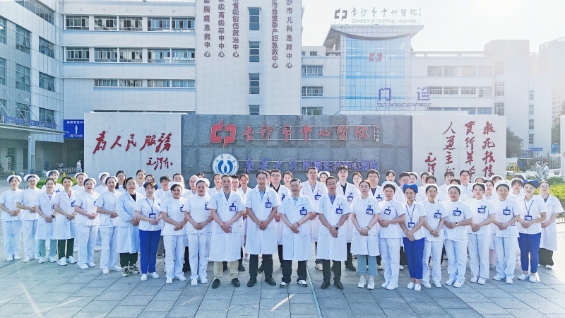 长沙市中心医院肿瘤中心大合影。均为受访者供图