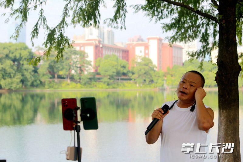 24日早晨，李俊在烈士公园开唱。 均为长沙晚报全媒体记者贺文兵摄