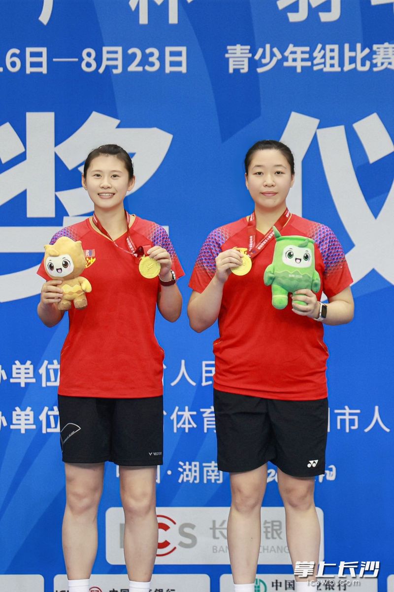 乙组女子双打冠军陈钰洁（右）、骆赢。