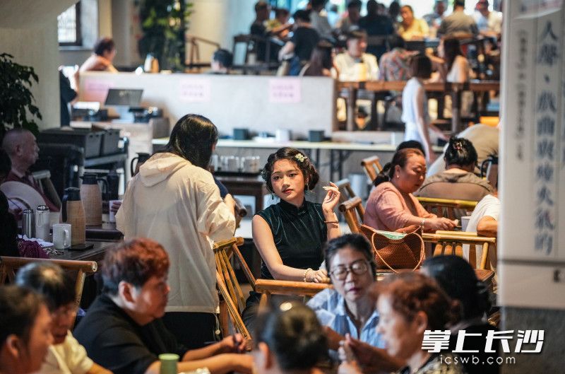 游客在此打卡拍照。