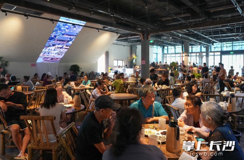 24日下午，天符台一楼热闹非凡，烟火气十足，不少市民、游客围坐谈天。 均为长沙晚报去全媒体记者邹麟摄