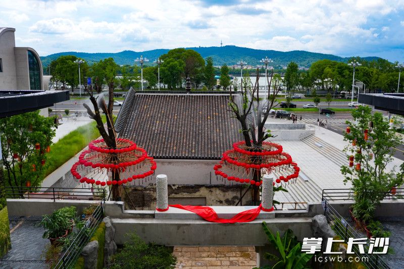 天符台坐落于湘江之畔的碧湘楚巷，直面湘江与橘子洲，隔江可望岳麓山。