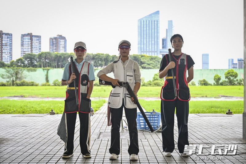 来自长沙队的周妍彤（中）获得射击（飞碟）女子U18组双向比赛冠军。