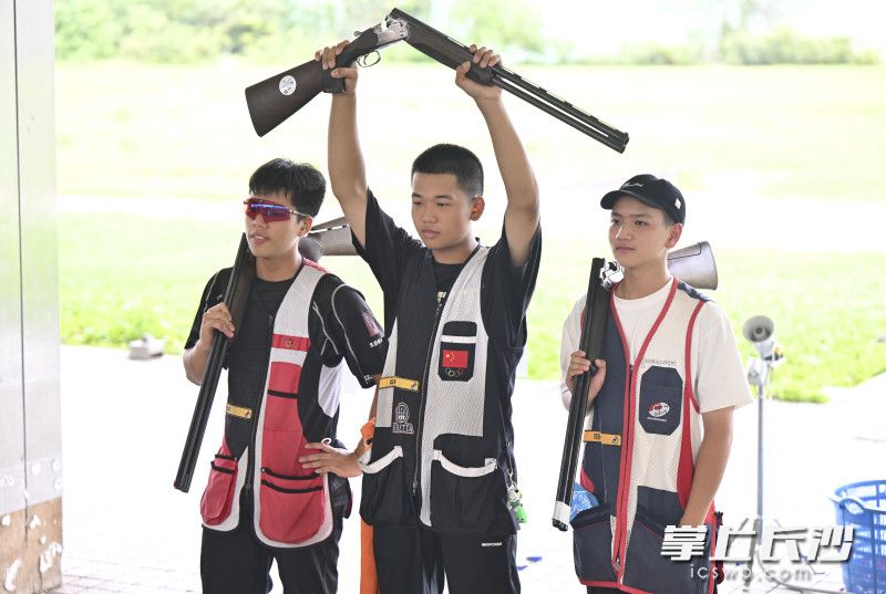 来自长沙队的刘欣（中）获得射击（飞碟）男子U16组双向冠军。
