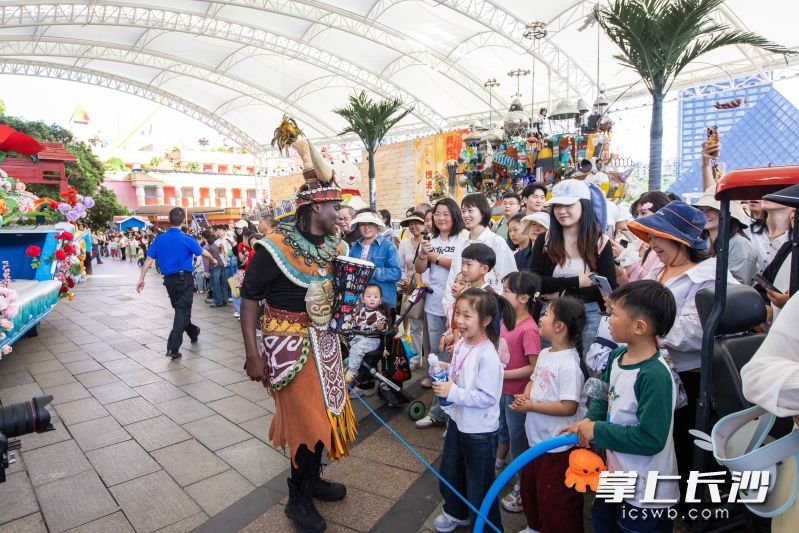 威廉在一场场演出中认识了一群朋友。