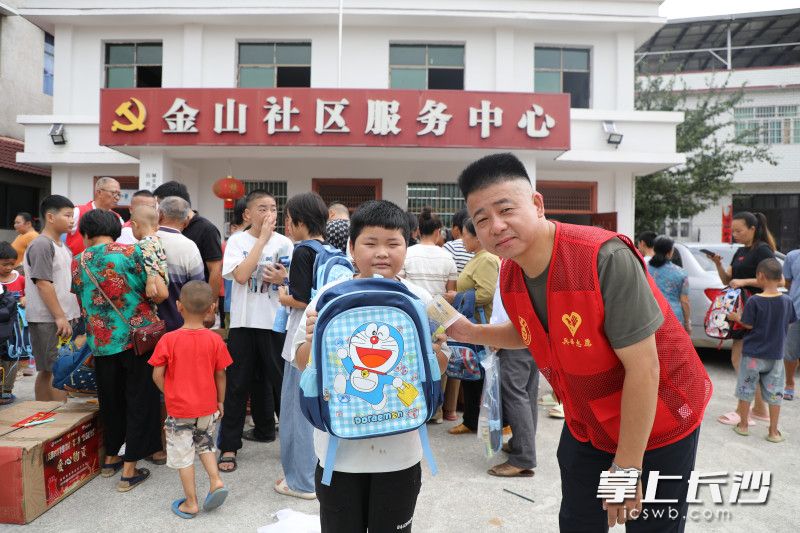 一份份按需准备的爱心物资，送到了孩子们手中。