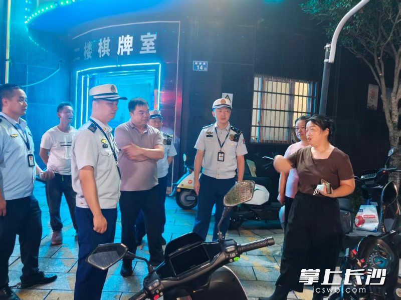 宁乡消防在进行“两电”专项夜查。