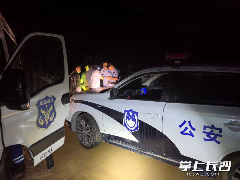 获救驴友被送下山后，前往医院作进一步检查。