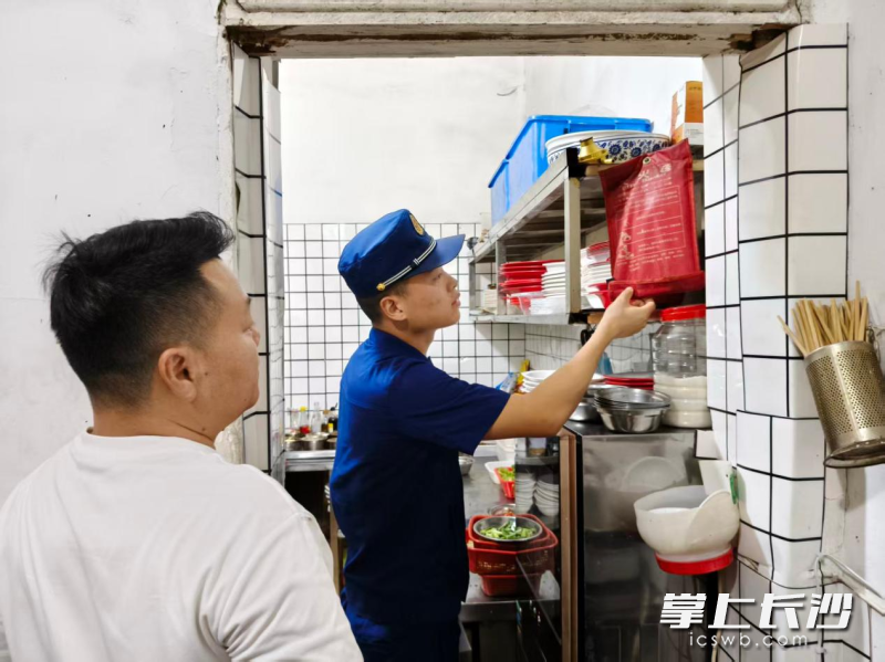 消防执法人员在进行隐患排查。 均为长沙晚报通讯员方圆摄